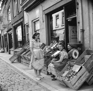 823280 Gezicht op de winkelpui van groentehandel S. Siebes (Willemstraat 54) te Utrecht; zittend voor de winkel Zus ...